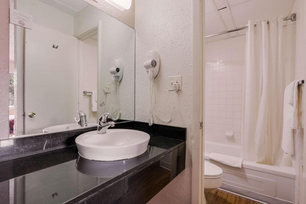 Hotel Econo Inn&suites 2*