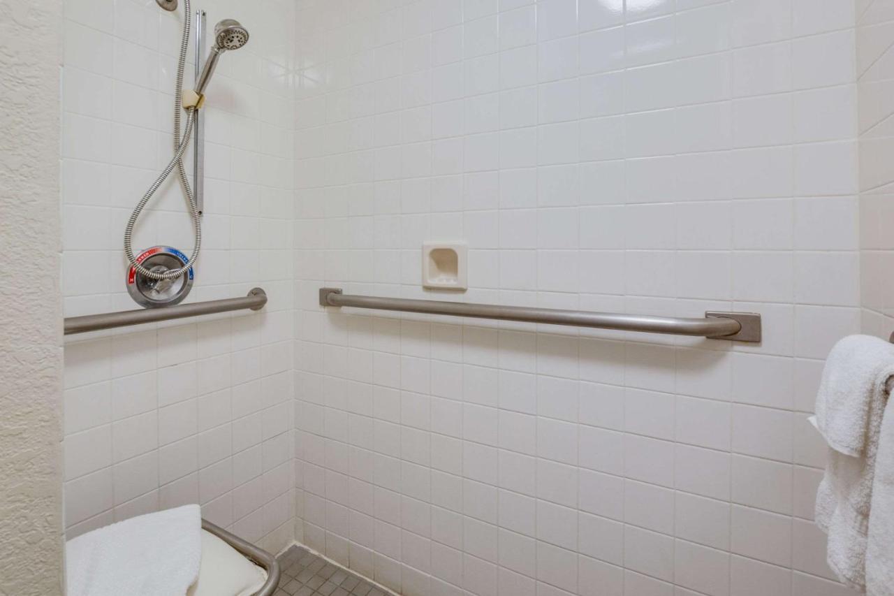 Econo Inn&suites Hotel 2*